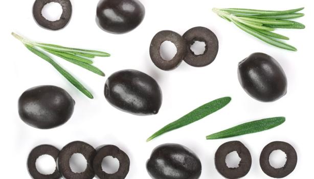 Aceitunas frescas cortas a la mitad y enteras para rellenarse.