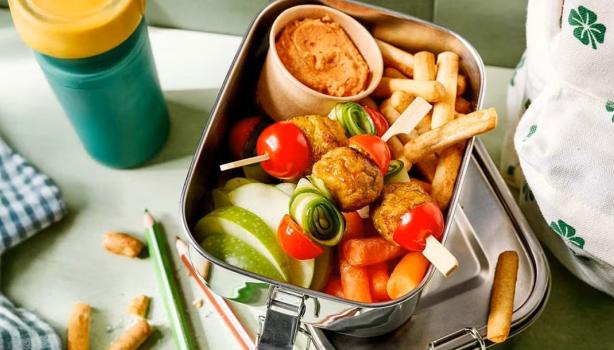 Lonchera con brochetas de vegetales y frutas frescas para alimentación escolar