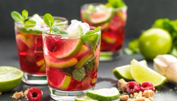 Bebida con frambuesas y lima, ideal para acompañar té de hojas de frambuesas