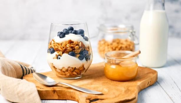 Granola con yogurt griego y miel para alimentarse saludablemente.