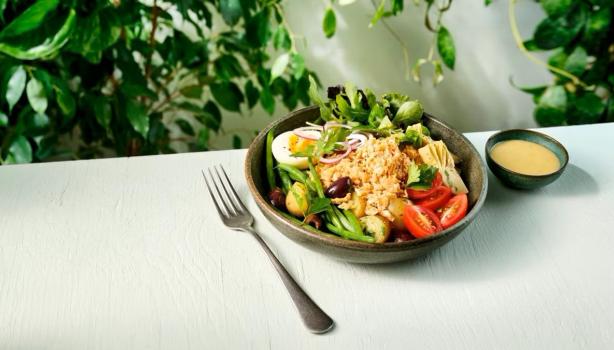 Ensalada balanceada para cenar estilo nicoise con huevo, tomate y atún