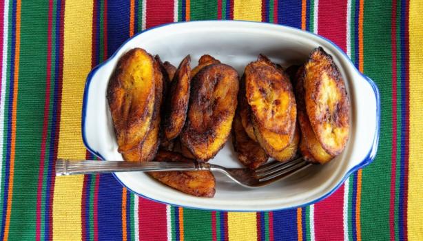 Plátano maduros fritos servidos en un plato