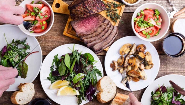 Varios alimentos que contengan hierro en la mesa