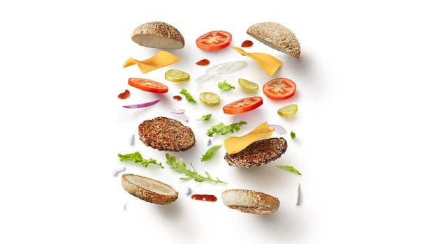 Ingredientes para distintos tipos de hamburguesas flotando