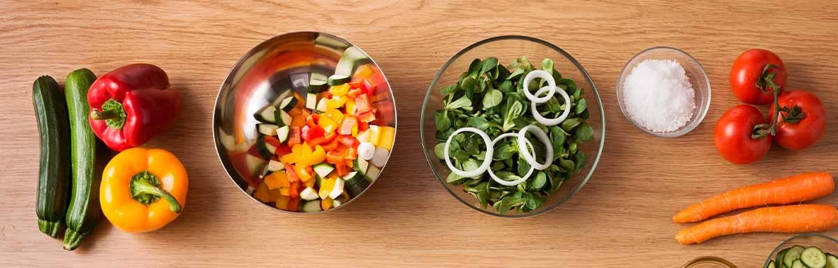 Varios ingredientes para armar una ensalada balanceada