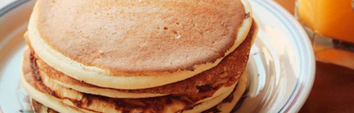 Una pila de hot cakes balanceados.