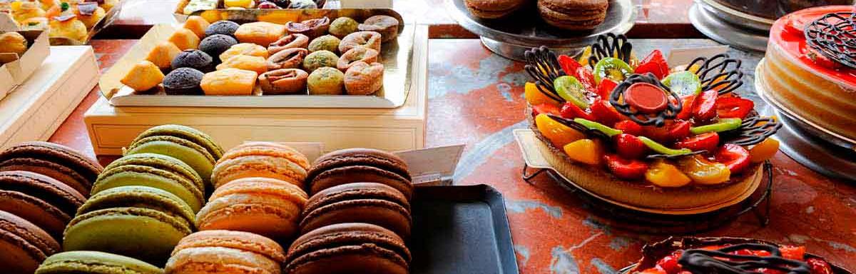 Macarrones, palmeritas y otros postres de la pastelería francesa.