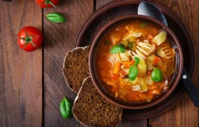 Plato con sopa de verduras