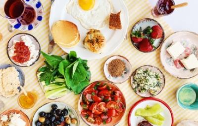 Mesa con diferentes preparaciones de desayuno Mesa con diferentes preparaciones de desayuno