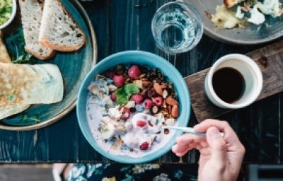 Bowl de frutas, nueces y yogurt, unos de los desayunos fáciles y rápidos Bowl de frutas, nueces y yogurt, unos de los desayunos fáciles y rápidos