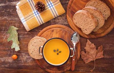 Una de las mejores recetas con zapallo es una crema, acompañada con pan Una de las mejores recetas con zapallo es una crema, acompañada con pan