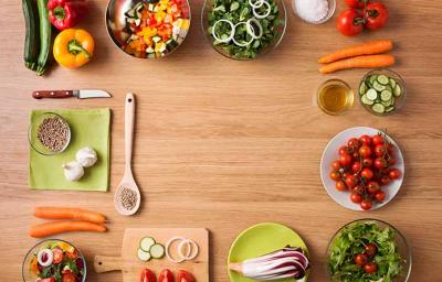 Varios ingredientes para armar una ensalada balanceada Varios ingredientes para armar una ensalada balanceada