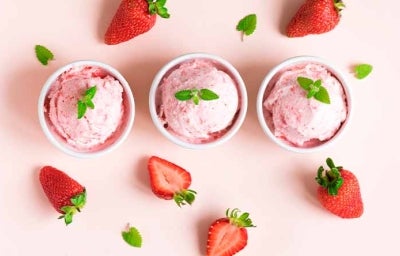 Vaso con helado de fresa