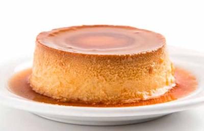 Plato con Flan casero cubierto de caramelo Plato con Flan casero cubierto de caramelo