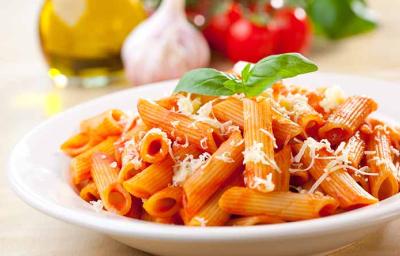 Una pasta con queso parmesano para una cena romántica Una pasta con queso parmesano para una cena romántica