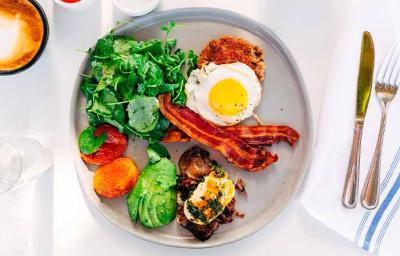 Plato de comida de brunch