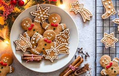 Las galletas pueden tener formas originales para Navidad. Galletas navideñas en formas de estrellas, árboles y muñecos.
