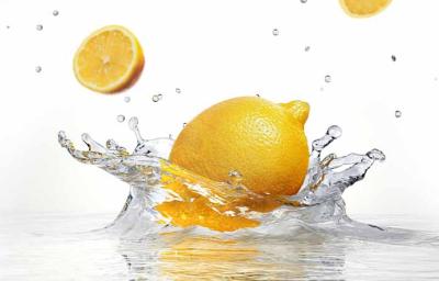 Un tipo de limón amarillo cayendo en el agua. Un tipo de limón amarillo cayendo en el agua.