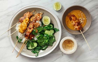 Pollo con sus guarniciones: salsa thai, arroz blanco y verduras. Pollo con sus guarniciones: salsa thai, arroz blanco y verduras.