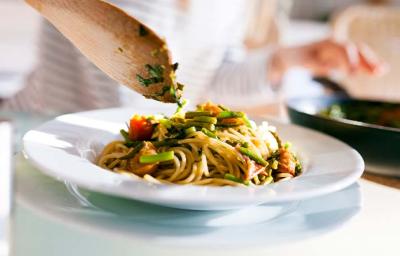 Una pasta italiana acompañada de verduras. Una pasta italiana acompañada de verduras.