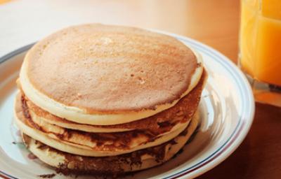 Una pila de hot cakes balanceados.