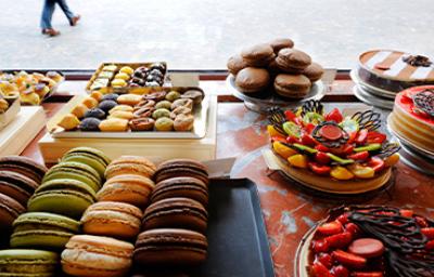 Macarrones, palmeritas y otros postres de la pastelería francesa. Macarrones, palmeritas y otros postres de la pastelería francesa.