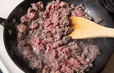 Hay muchas recetas populares con carne molida, como albóndigas o salsa boloñesa. Hay muchas recetas populares con carne molida, como albóndigas o salsa boloñesa.