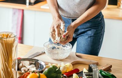 Todos los tipos de calzone se preparan con la misma masa de la pizza. Todos los tipos de calzone se preparan con la misma masa de la pizza.