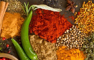 La paprika se distingue por sus tonos rojizos, aunque puede variar.