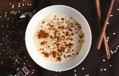 Una receta de arroz con leche tradicional, con canela espolvoreada. Una receta de arroz con leche tradicional, con canela espolvoreada.