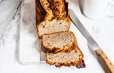 Pan sin gluten cortado en tajadas.