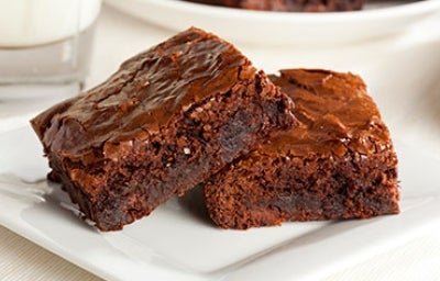Dos brownies sobre un plato blanco, una de las recetas con chocolate más famosas. Dos brownies sobre un plato blanco, una de las recetas con chocolate más famosas.