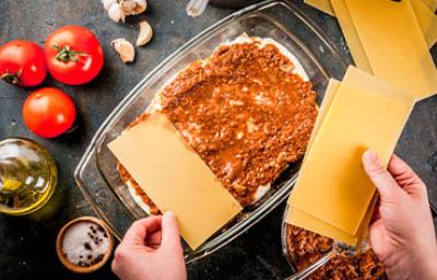 La salsa bechamel se usa con frecuencia para preparar lasañas.