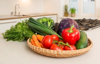 Diferentes vegetales en canasto de cocina clasificación alimentos   
