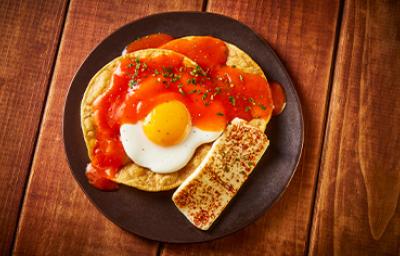 Los desayunos con huevo suelen estar acompañados de otros alimentos. Un desayuno con huevo, tortillas y salsa.