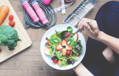 Plato de ensalada menú para comer antes de hacer ejercicio Plato de ensalada menú para comer antes de hacer ejercicio