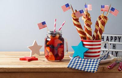 Salchichas y bebida con banderas comida típica de Estados Unidos Salchichas y bebida con banderas comida típica de Estados Unidos