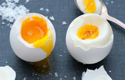Una forma muy común de hacer huevos es cocidos en agua. Dos huevos cocidos, una forma de hacerlos con la que se puede jugar con la yema.