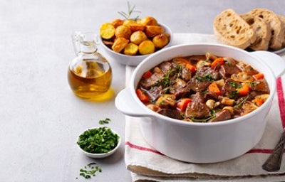 Las sopas y estofados son almuerzos caseros comunes en América Latina. Estofado de carne y verduras, un almuerzo casero que puede variar en su receta.