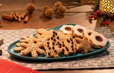 Galletas, un snack navideño popular, en forma de estrellas, árboles y copos de nieve Galletas, un snack navideño popular, en forma de estrellas, árboles y copos de nieve