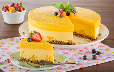 Una buena opción de postres con mango es una mousse. Una mousse de mango decorada con otras frutas, un postre delicioso.