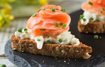 Pan de centeno con salmón ahumado y queso.