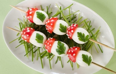 Plato con receta de pinchos de huevos de codorniz Plato con receta de pinchos de huevos de codorniz