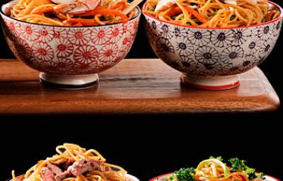 Yakisoba es versátil y se puede agregar diversos ingredientes Cuatro bowls de yakisoba preparados de diferentes maneras