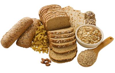 Diferentes tipos de pan integral casero con granos y cereales 