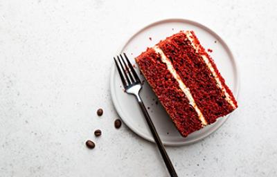 Rebanada de torta Red Velvet en un plato 