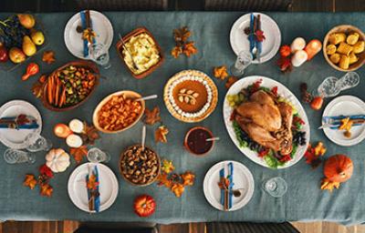 Mesa con diversos platos y recetas con pavo Mesa con diversos platos y recetas con pavo