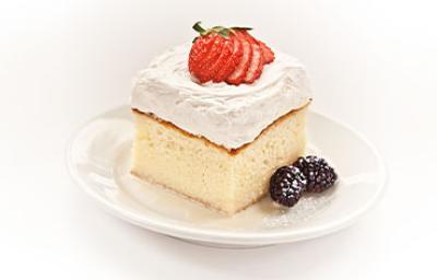 Pastel tres leches con merengue, fresas y moras Pastel tres leches con merengue, fresas y moras