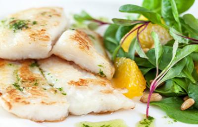 Pescado a la plancha con una ensalada fresca y pequeños brotes. Pescado a la plancha con una ensalada fresca y pequeños brotes.