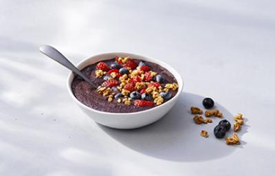 Un smoothie de asaí con frutas y cereal, uno de los desayunos fáciles y rápidos que te recomendamos Un smoothie de asaí con frutas y cereal, uno de los desayunos fáciles y rápidos que te recomendamos